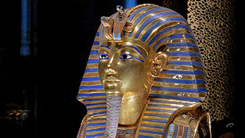 Maschera funeraria d'oro del faraone Tutankhamon al GEM